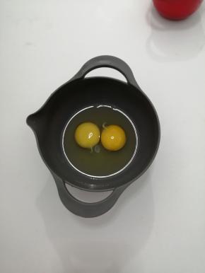 鸡蛋打入容器中