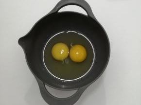 鸡蛋打入容器中