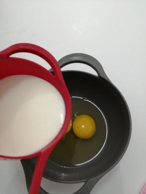 加入牛奶搅打均匀