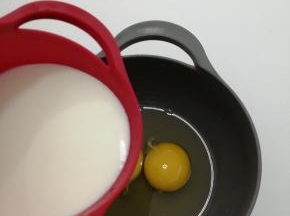 加入牛奶搅打均匀