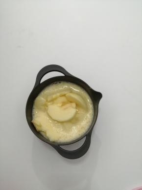 然后把苹果片放入鸡蛋液中沾上鸡蛋液