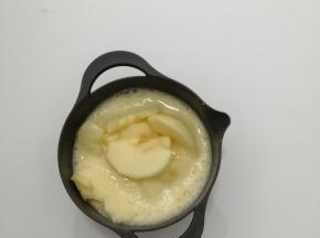 然后把苹果片放入鸡蛋液中沾上鸡蛋液