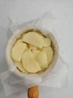 把苹果均匀的摆在铺有油纸的烤碗中