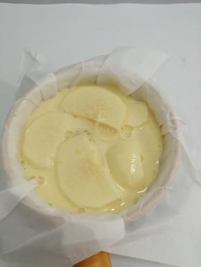 在把剩下的鸡蛋液全部倒入