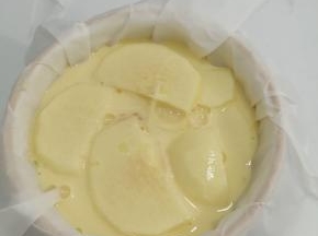 在把剩下的鸡蛋液全部倒入
