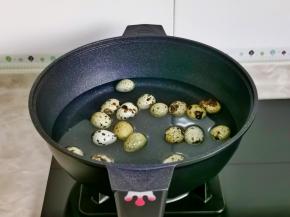 鹌鹑蛋洗净冷水下锅煮6分钟，捞出过冷水。