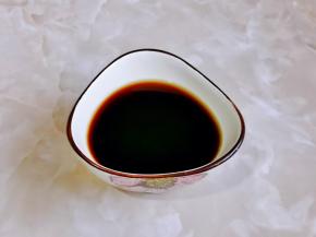 生抽，老抽，蚝油，料酒混合搅拌均匀。
