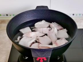 猪蹄冷水下锅大火烧开。