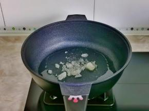 起油锅加入冰糖炒化。