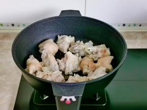 加入猪蹄翻炒。