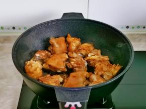 再倒入调好的酱汁。