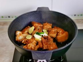 加入葱姜蒜，八角香叶。