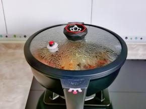 盖上盖子烧开，转小火炖20分钟。