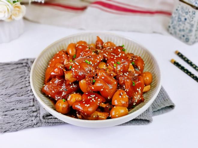 红烧猪蹄焖鹌鹑蛋