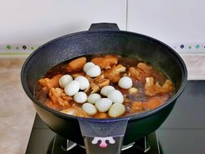 加入鹌鹑蛋再炖20分钟。