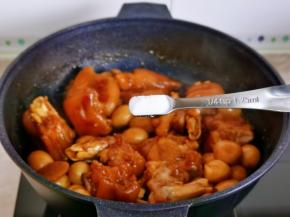 猪蹄炖烂后按个人口味加入盐，大火收汁即可关火。