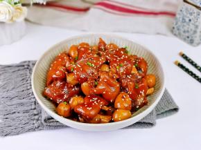 红烧猪蹄焖鹌鹑蛋。