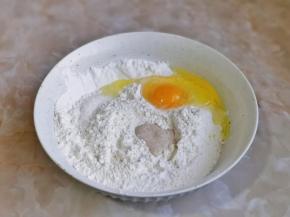 白糖，鸡蛋，酵母粉用温水化开加入面粉中。