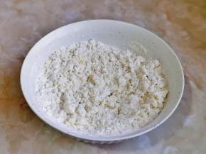 用筷子搅拌成絮状，分次加入牛奶。