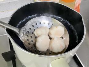 锅里烧开水，下蟹籽包煮熟后捞出，沥干水。