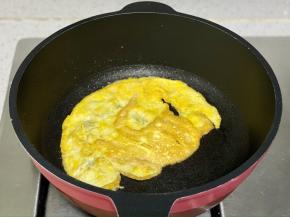 鸡蛋打散，平底锅热油，下入蛋液，煎成蛋皮。
