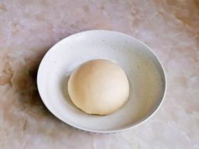 揉成光滑的面团。