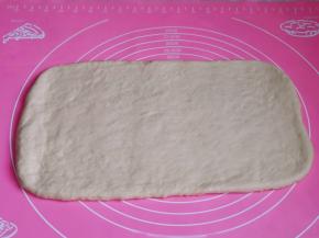 发酵好的面团揉面排气，擀成长方形。