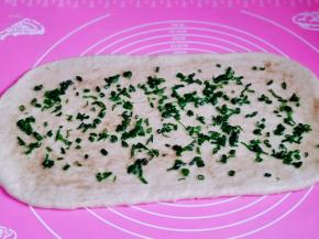 撒上五香粉刷均匀，最后撒上葱花。