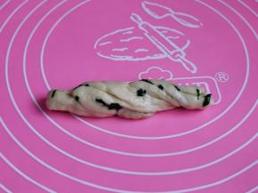 取一块面团用手轻轻拉伸，稍稍扭一下就可以，这样花卷胚就做好了。