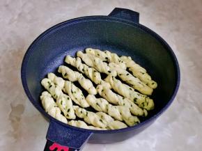 依次做完，摆入不粘锅中。（锅底刷油）