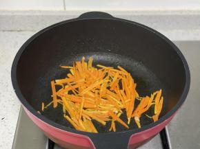 胡萝卜去皮切成丝，锅里留底油，下入胡萝卜丝炒软。如果喜欢生吃也可以不炒。