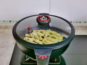 盖上盖子醒发10分钟。