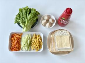 准备好制作三明治的食材，煎蛋皮切成丝，黄瓜去皮切成丝。