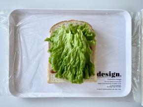 接着放上2片生菜叶