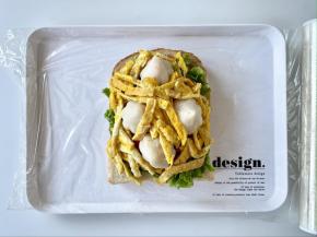 用煎蛋丝把蟹籽包的空隙填上