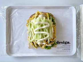 再放上黄瓜丝，根据自己的口味，挤上沙拉酱。