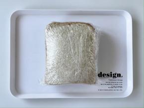 把叠好的三明治压好，用保鲜膜裹紧，可以多裹几层。