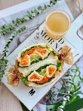 搭配一杯饮料，元气满满的早餐吃起来吧！