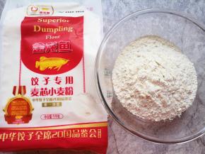 准备好金龙鱼饺子专用麦芯小麦粉。