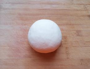 醒好的面团揉光。