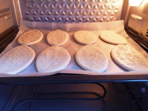 送入预热好的烤箱，上下管190度烤18分钟。