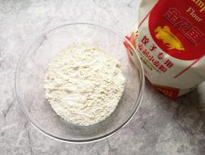 准备好金龙鱼饺子专用麦芯小麦粉，加入2克盐混合均匀。