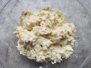 分次加入温水，用筷子搅拌成絮状。