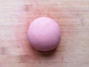 分一半面团出来，加入红曲粉揉成红色的面团。