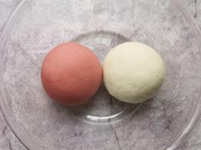 白色和红色的面团分别揉光，盖上保鲜膜饧半个小时。