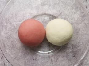 白色和红色的面团分别揉光，盖上保鲜膜饧半个小时。