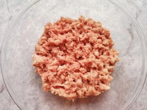 准备好肉馅。