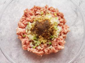 放上十三香，锅里倒油烧热，浇在十三香上面激出香味，搅拌均匀。