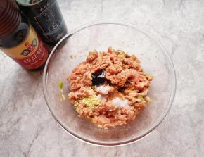 放味达美臻品蚝油、六月鲜8克轻盐特级原汁酱油、糖和盐，搅拌均匀让肉馅静置一会儿。