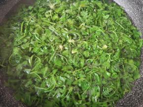 锅内放水烧开，下入荠菜焯水。